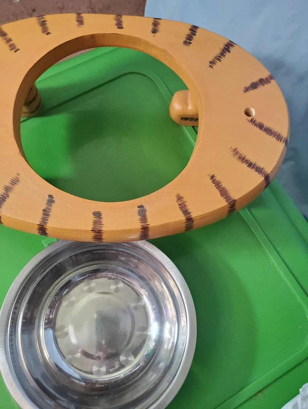 Cat-Shaped Raised Feeding Bowl in Yellow - Pet Platter with Dish